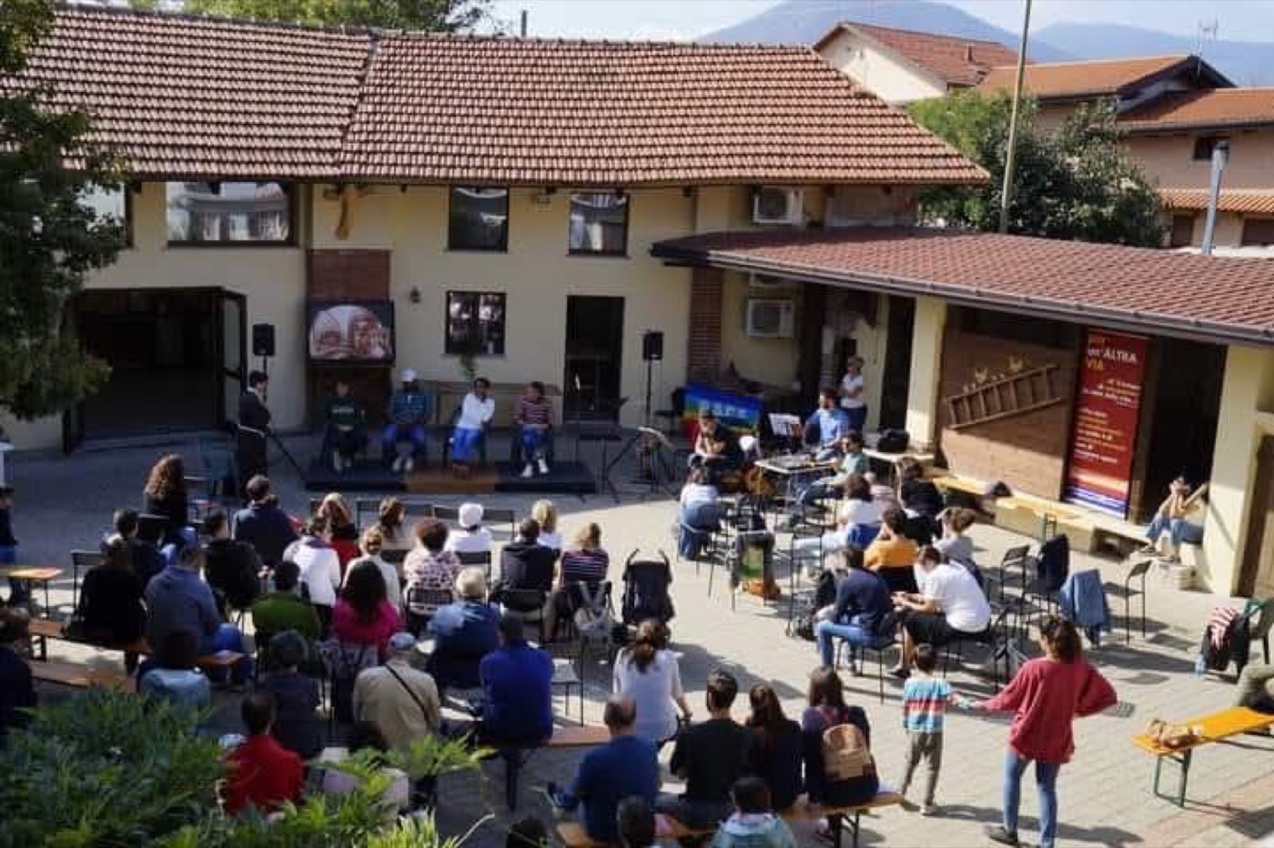Un incontro all’aperto nel cortile di Cascina Frate Lupo
