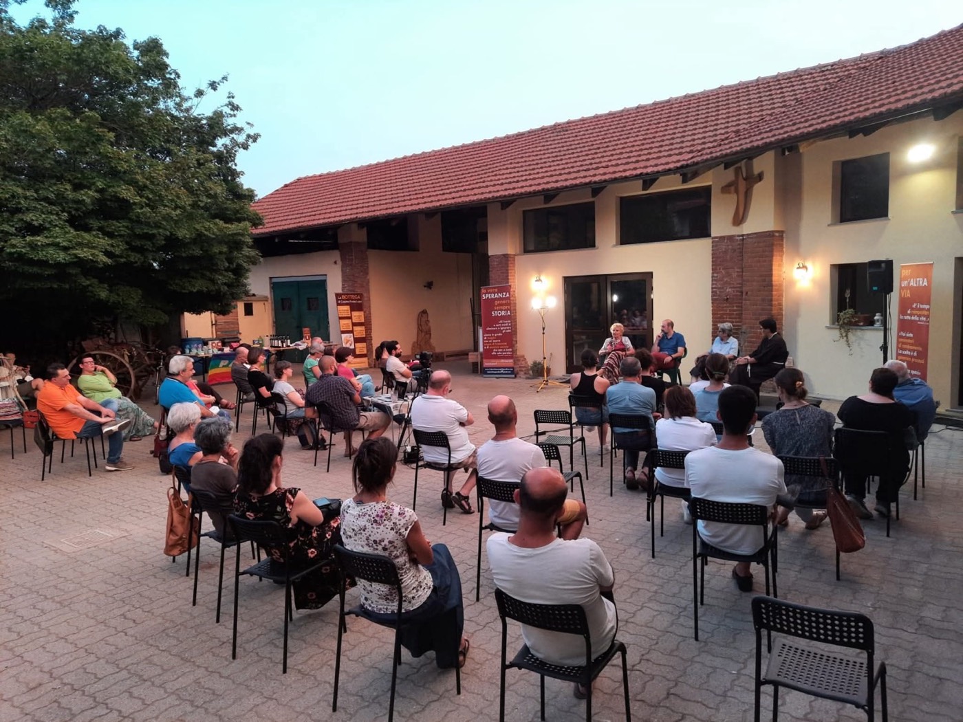 Una serata di condivisione in cerchio a Cascina Frate Lupo